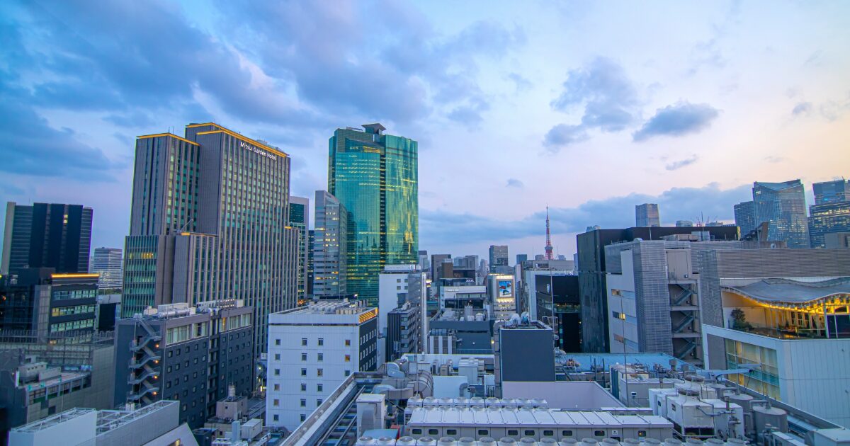 夕暮れの都会のオフィスビル郡